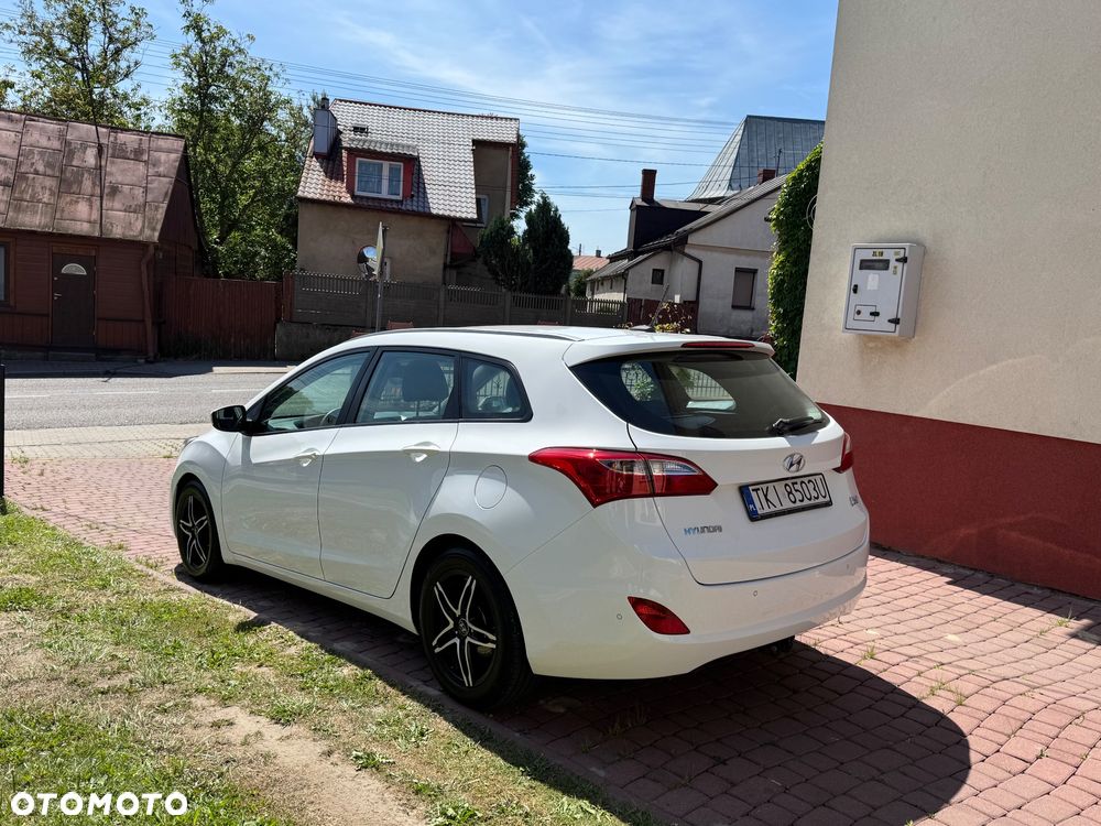 Hyundai i30 ver-blue-kombi-1-4-classic-navigation - 3