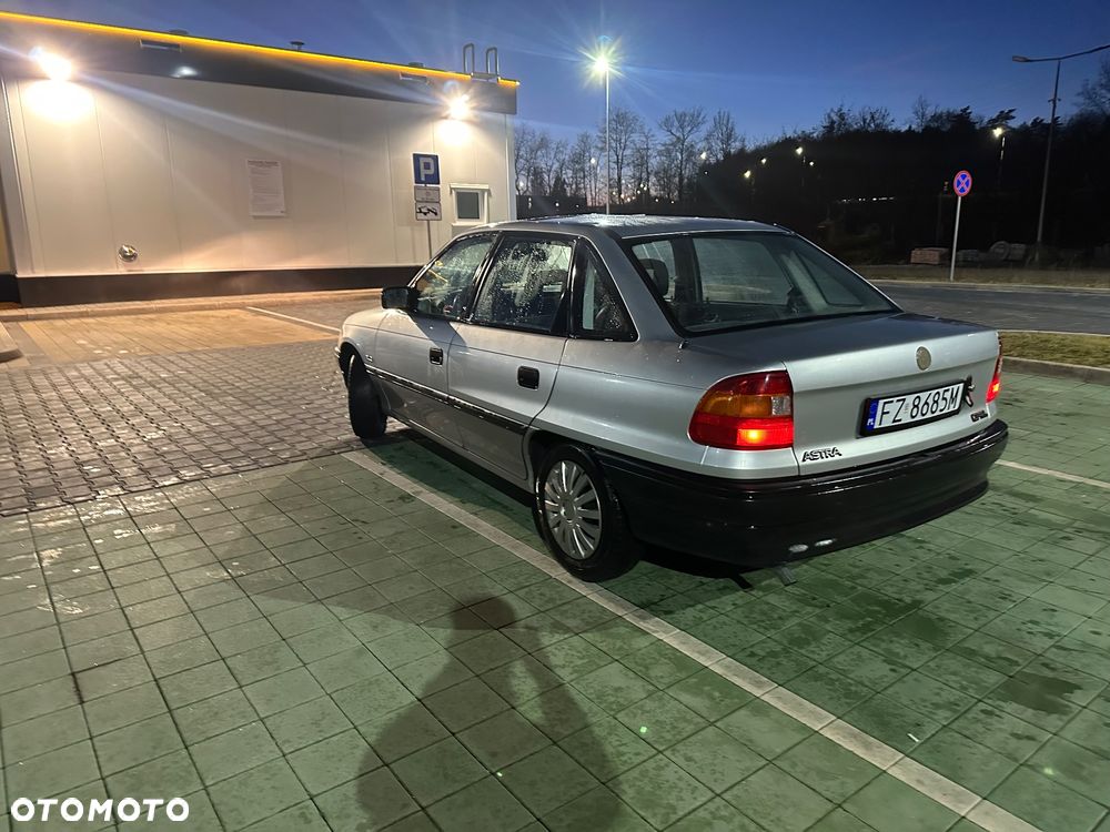 Opel Astra 1.4 GLS - 7