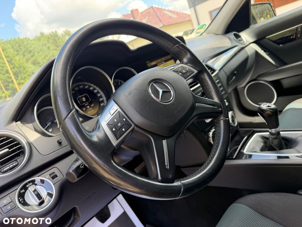 Mercedes-Benz Klasa C 200 CGI BlueEff Elegance - 15