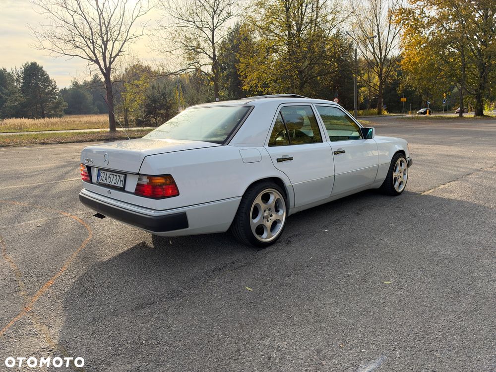 Mercedes-Benz W124 1993 photo 3