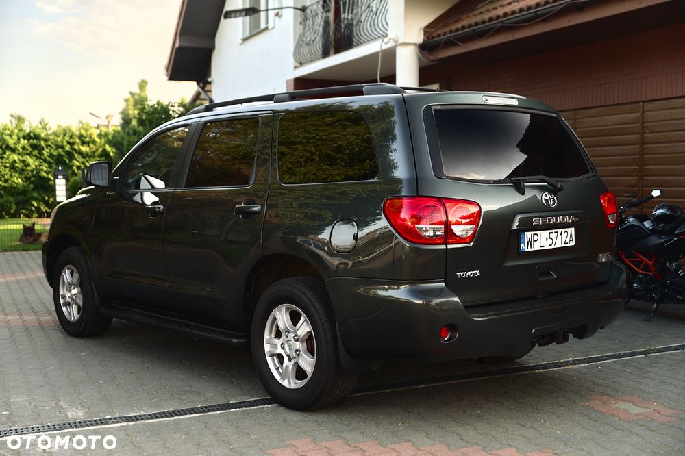 Toyota Sequoia - 7