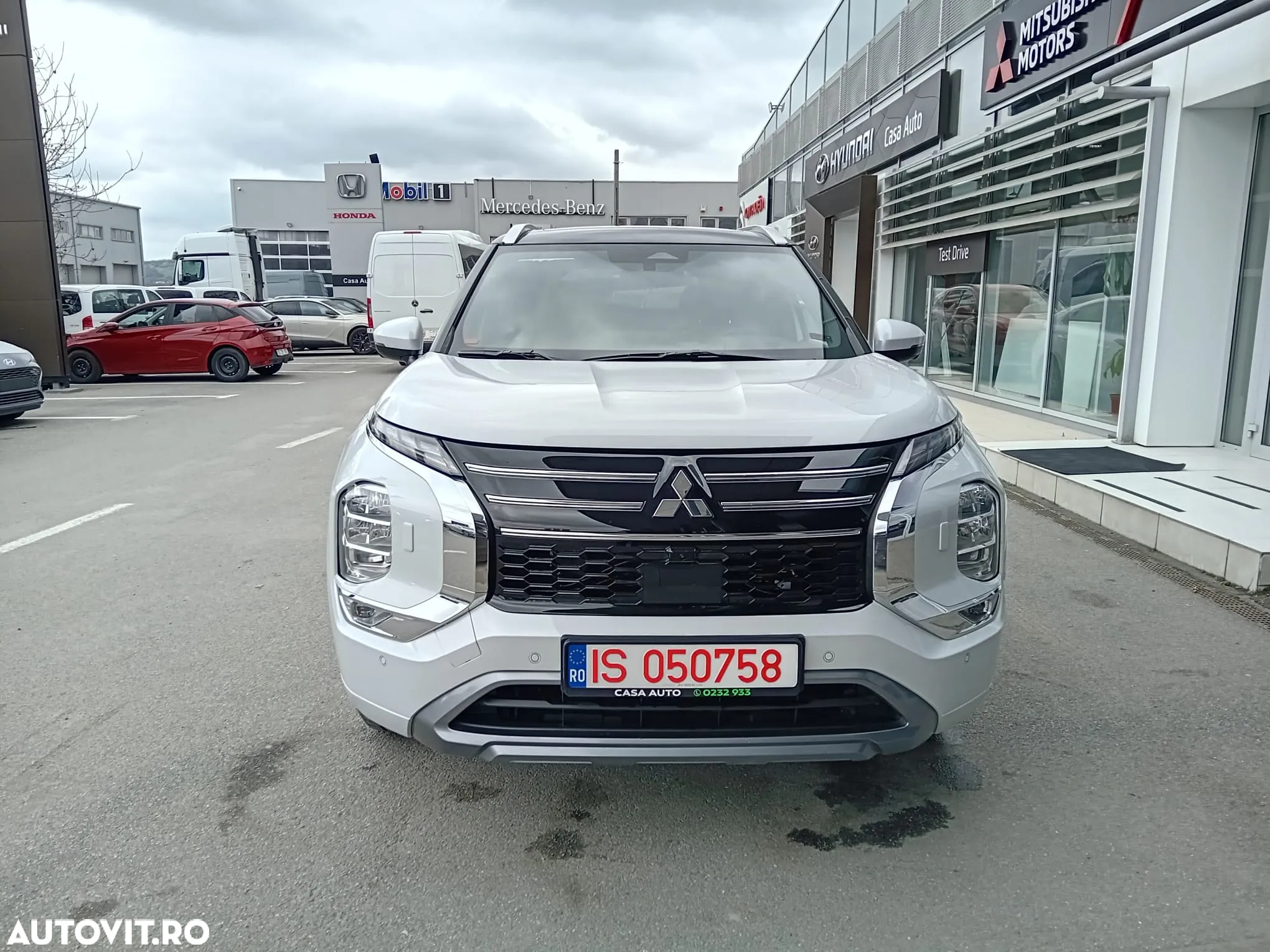 Mitsubishi Outlander - 2