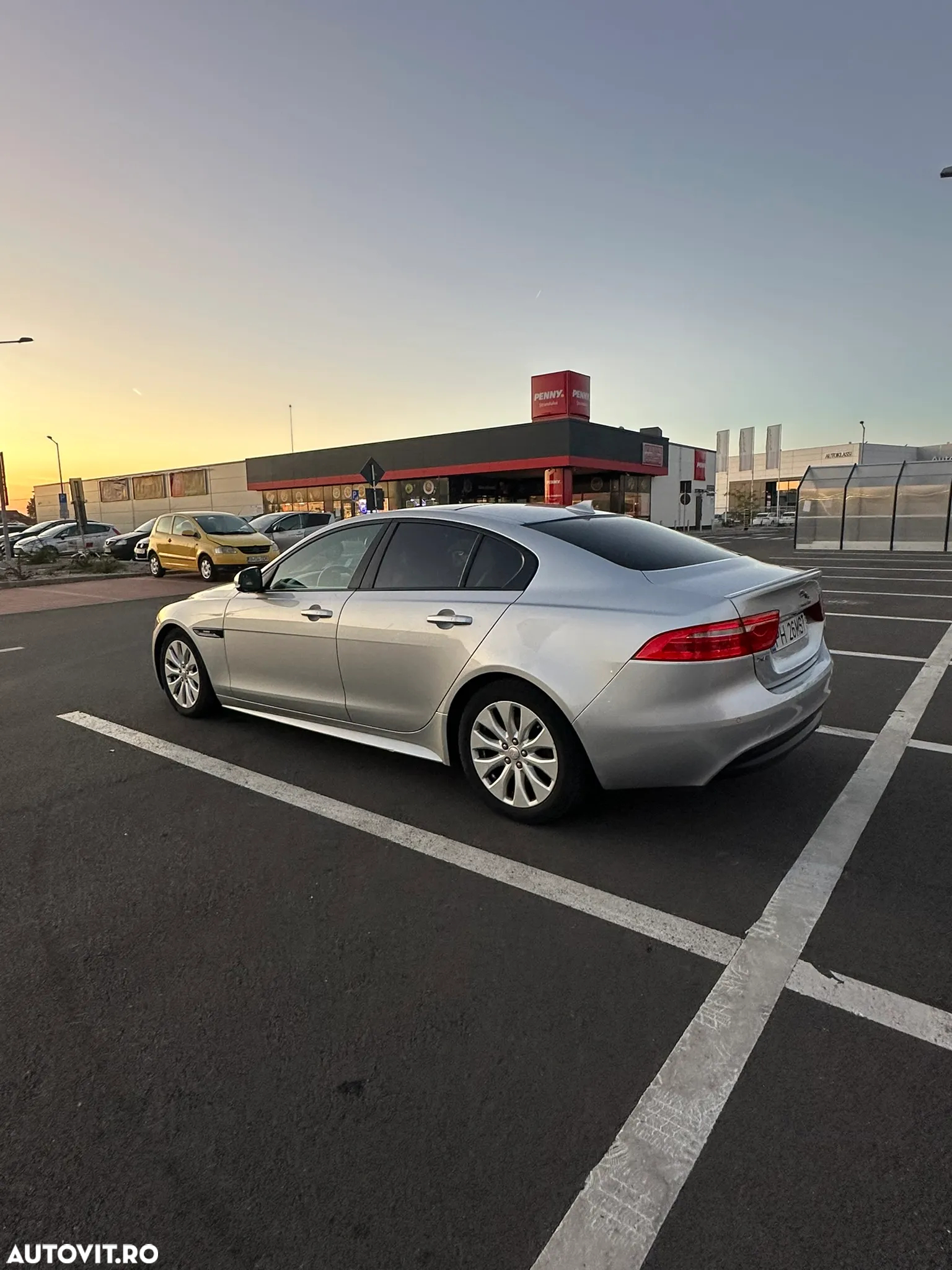 Jaguar XE 2.0 R-Sport - 7