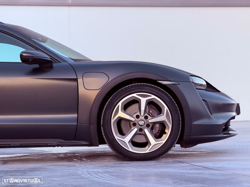Porsche Taycan Cross Turismo 4 - 5