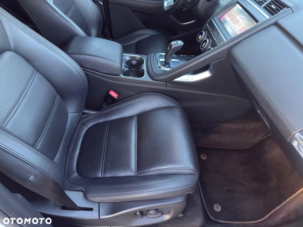 Jaguar E-Pace P250 AWD SE - 25