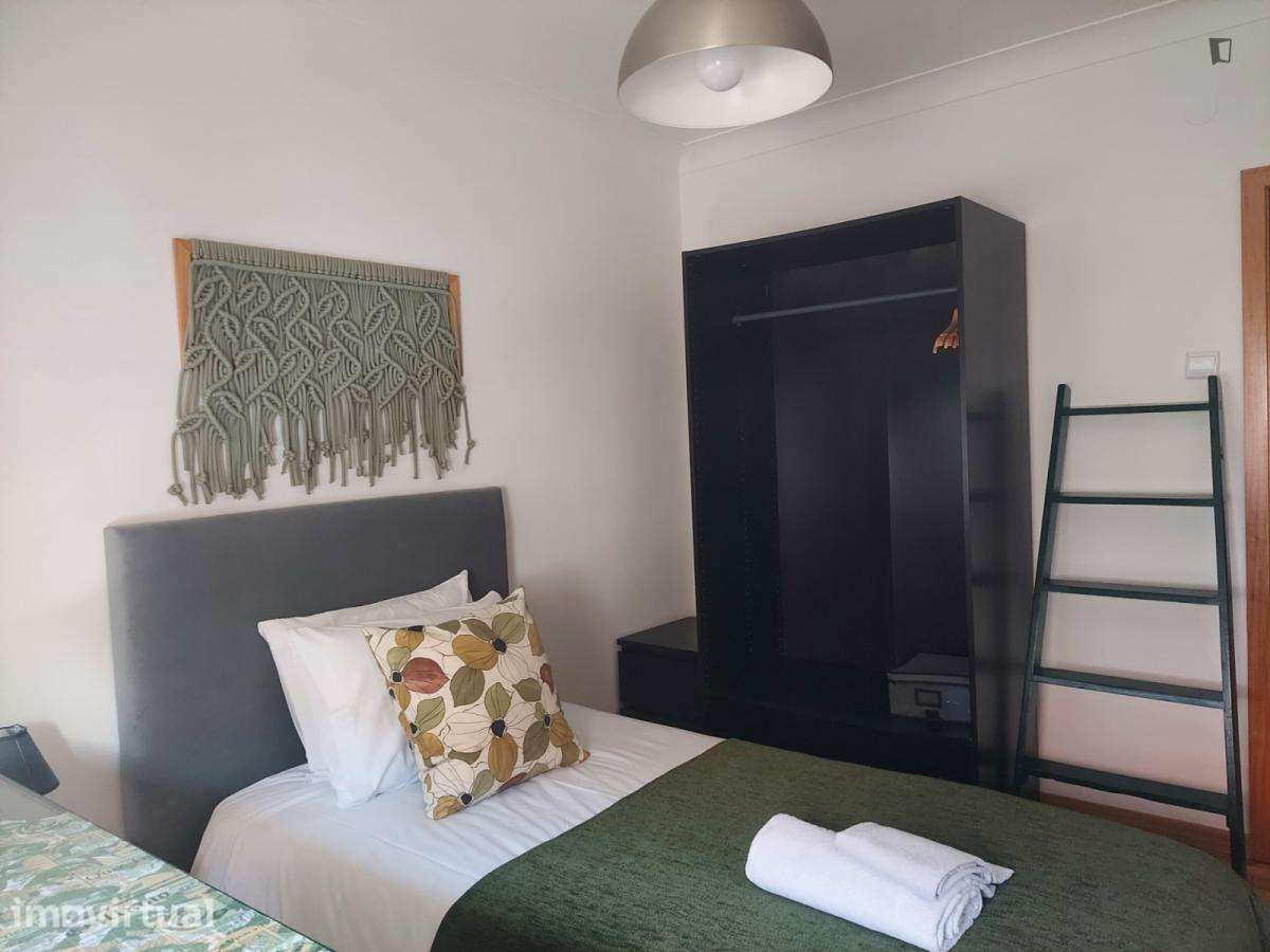Quarto - localizado em Santa Marinha Porto - Grande imagem: 5/21