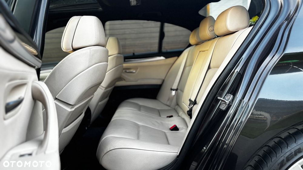 BMW Seria 5 550i - 29