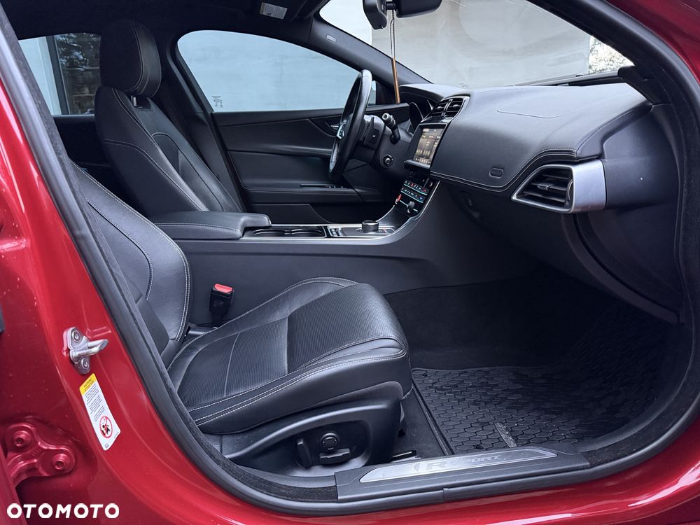 Jaguar XE - 8