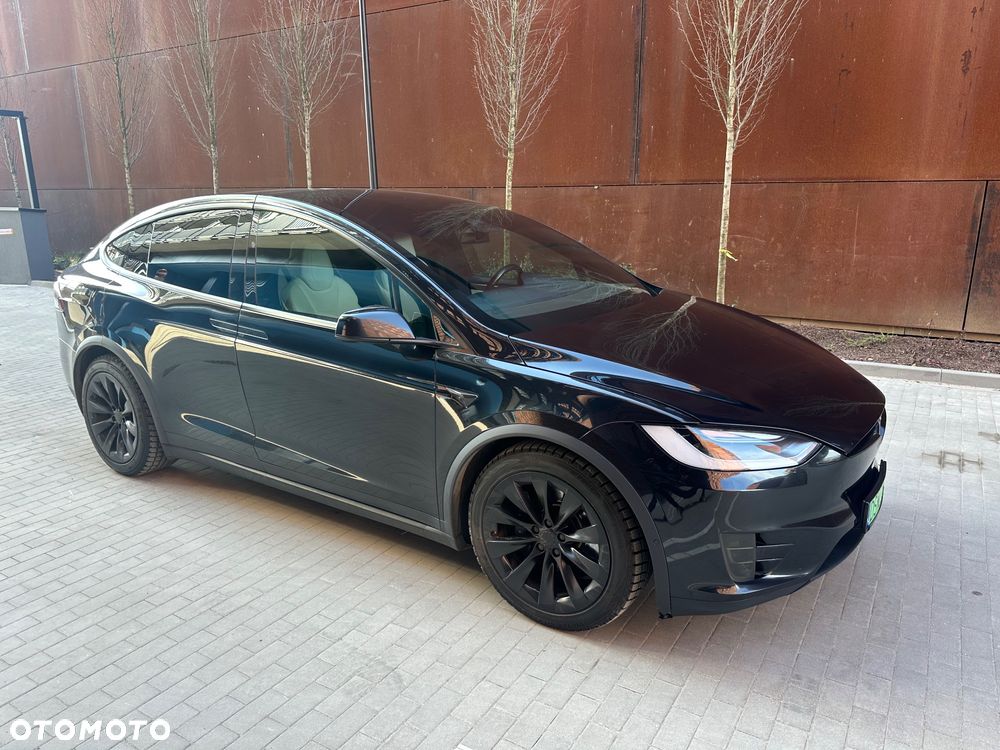 Tesla Model X - 11