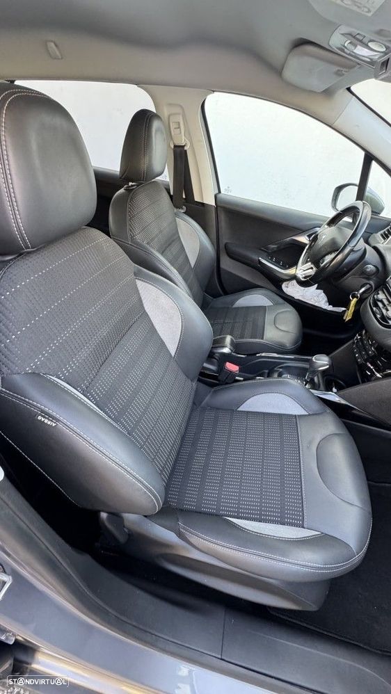 Peugeot 2008 1.2 PureTech Allure EAT6 - 22