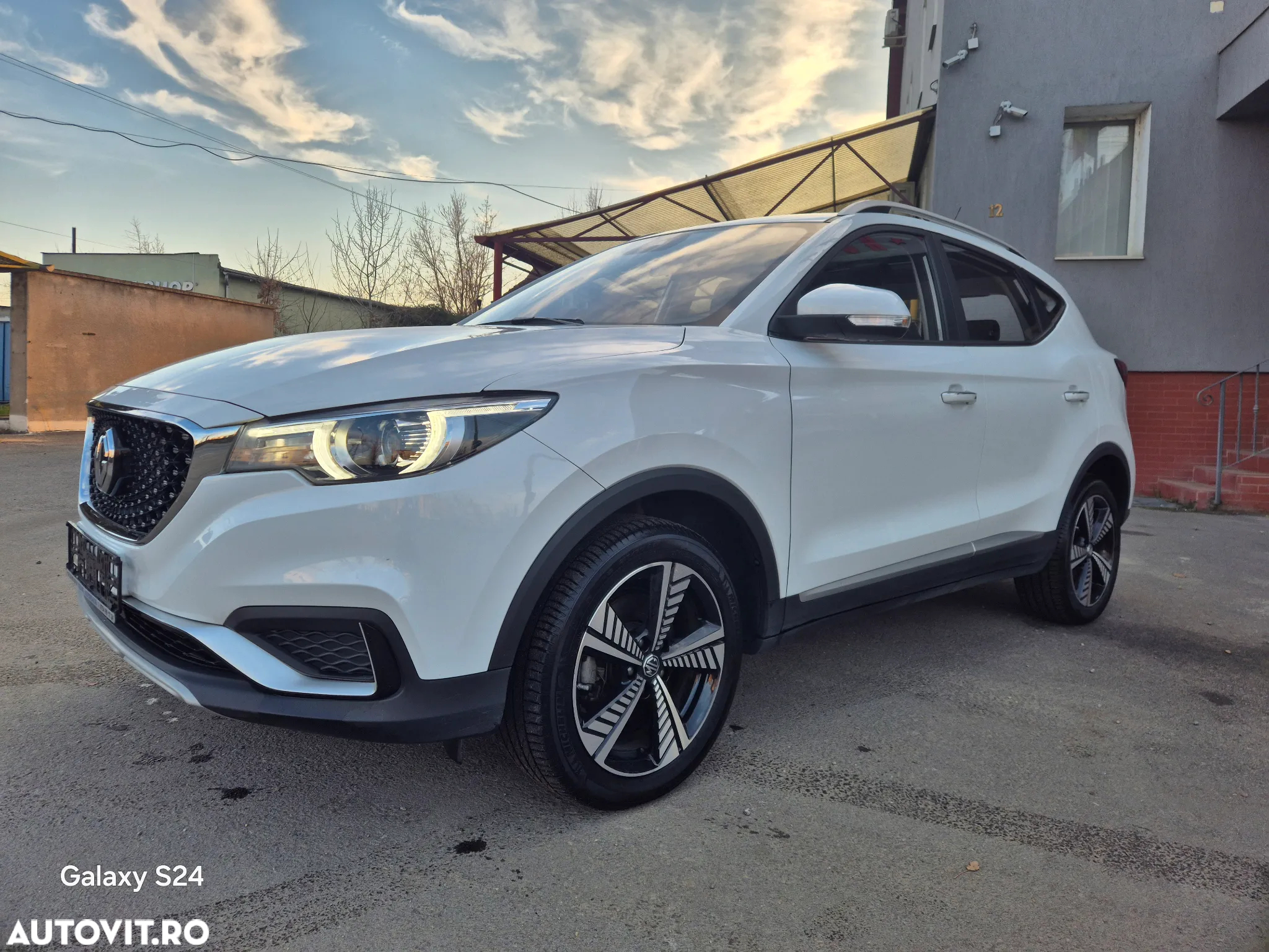 MG ZS EV Luxury - 2