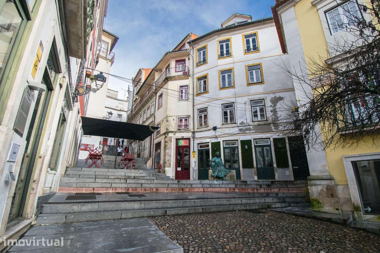 Prédio na emblemática Rua do Quebra Costas, no centro histórico de Coi - Grande imagem: 2/53