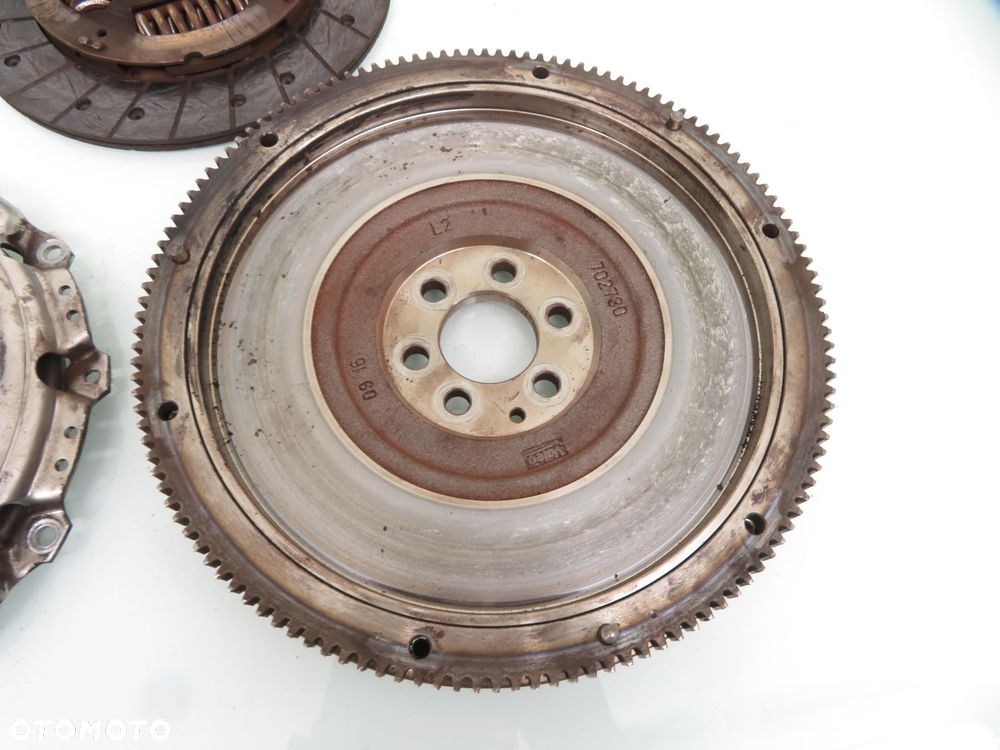 KOŁO ZAMACHOWE SPRZEGŁO VW JETTA V 1.6 TDI 702730 702098 - 7