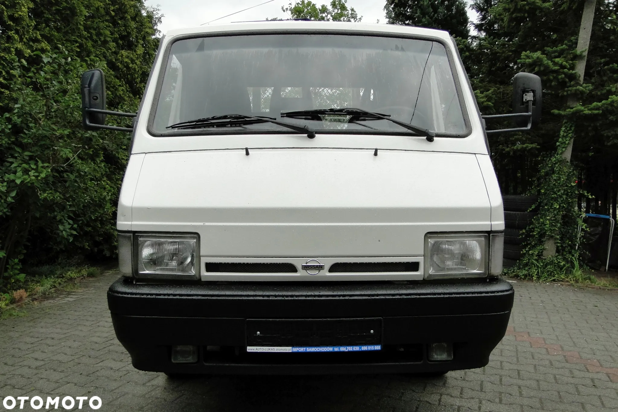 Nissan TRADE - 2