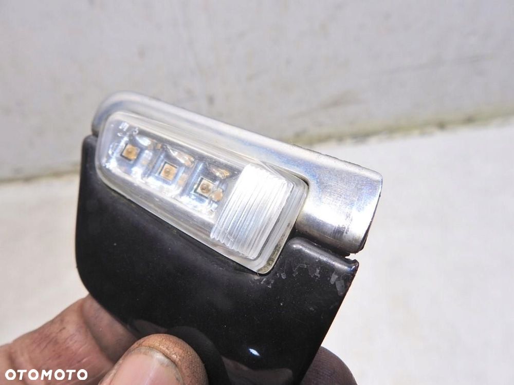 LISTWA KIERUNKOWSKAZ BŁOTNIKA LEWY LZ9W AUDI A8 D3 - 6