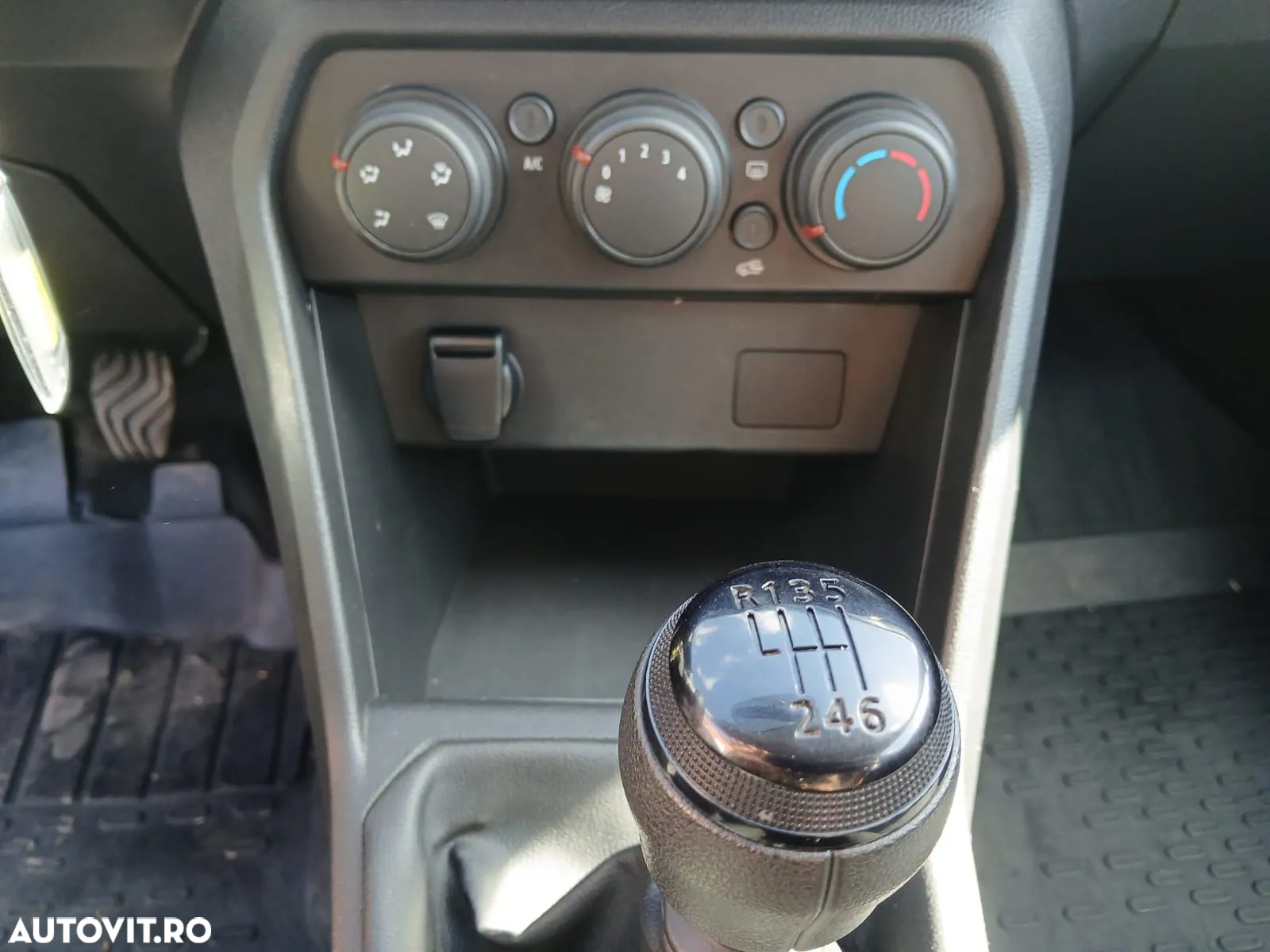 Dacia Logan TCe 90 Essential - 9