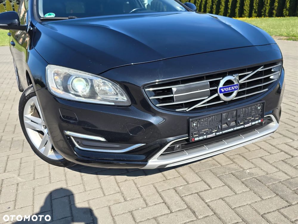 Volvo V60 D6 AWD Plug-in Hybrid R-Design Summum - 4
