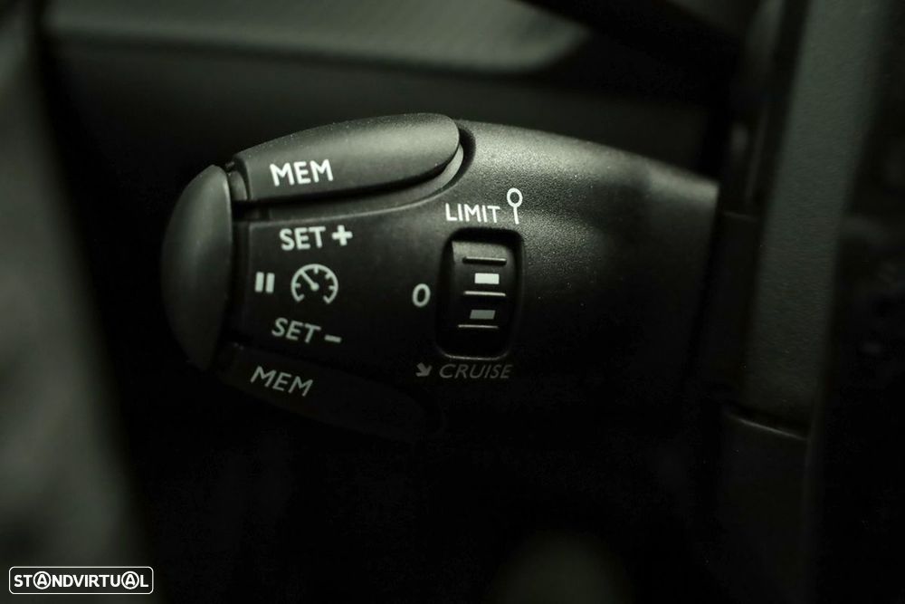 Peugeot 2008 1.2 PureTech Allure - 17