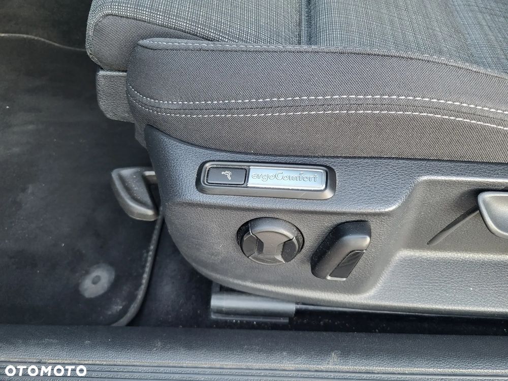 Volkswagen Passat 2.0 TDI SCR DSG Business - 26
