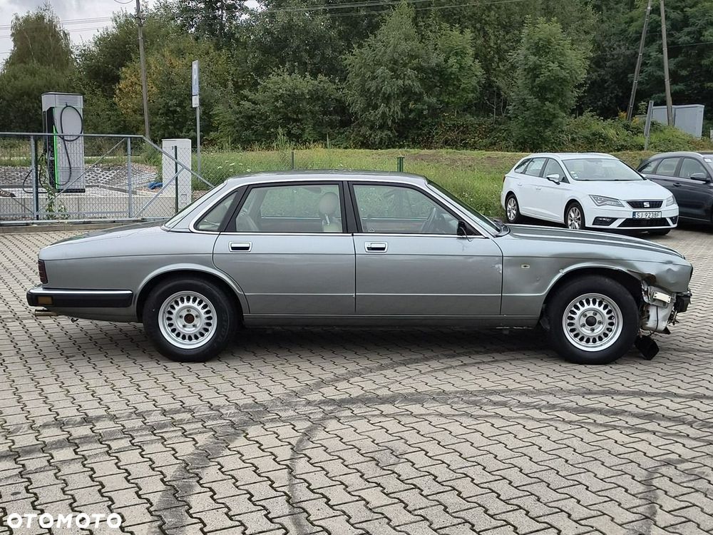 Jaguar XJ - 8
