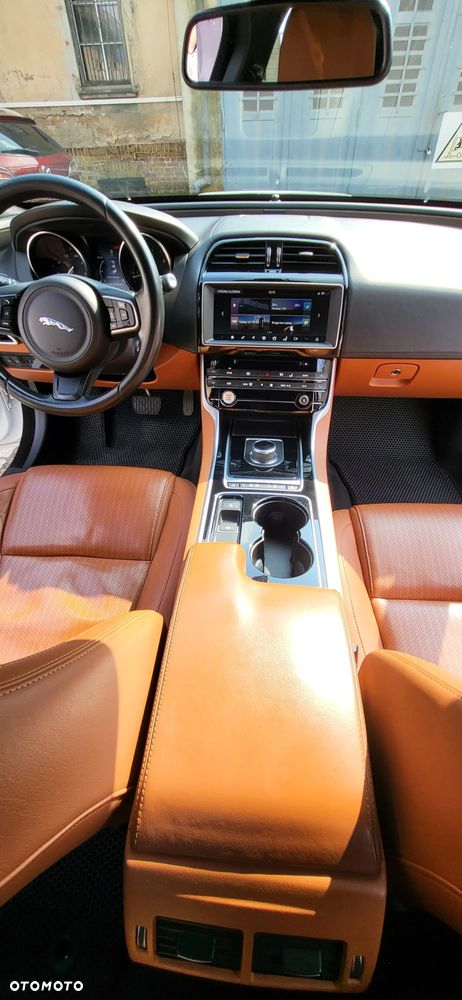 Jaguar XE 2.0 D Prestige - 10