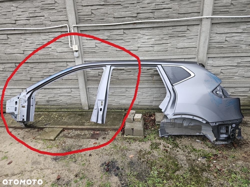 Nissan X-Trail T32.  Słupek, bok - 1