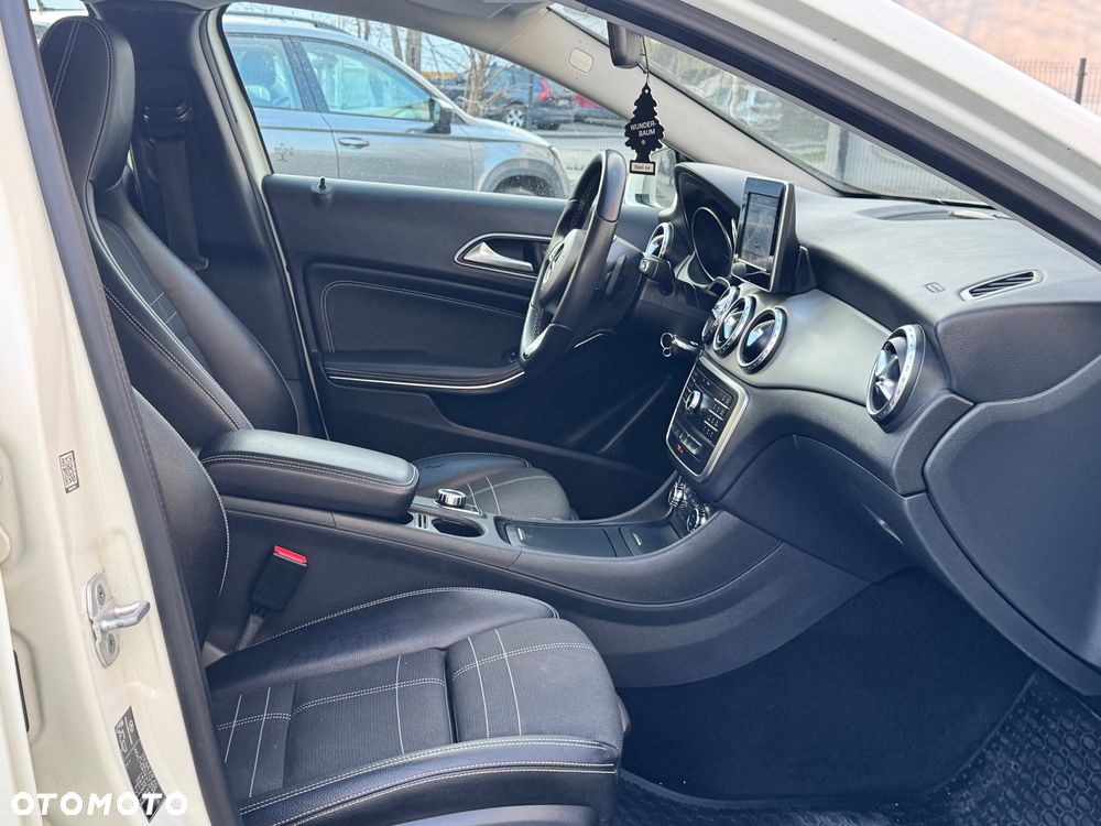 Mercedes-Benz GLA 200 7G-DCT - 29