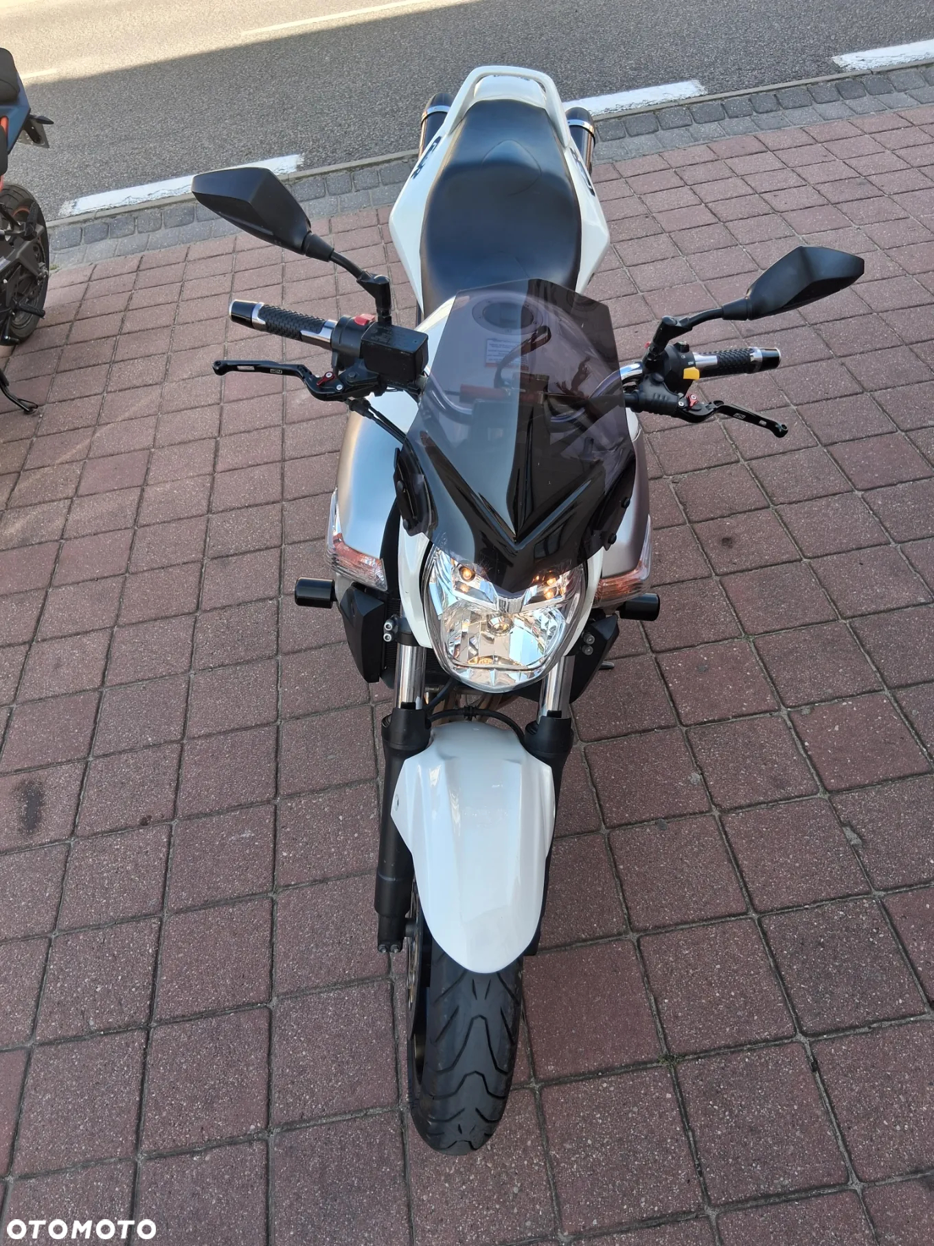 Suzuki GSR - 9
