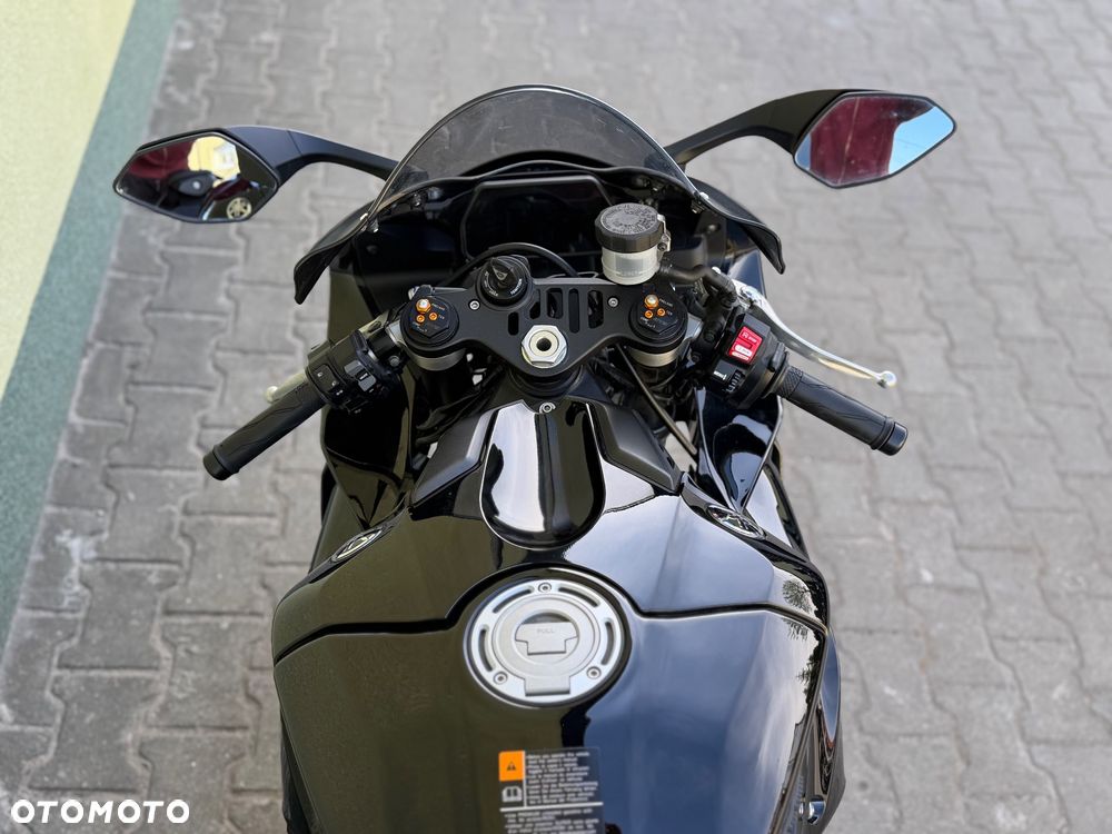 Yamaha R1 - 22