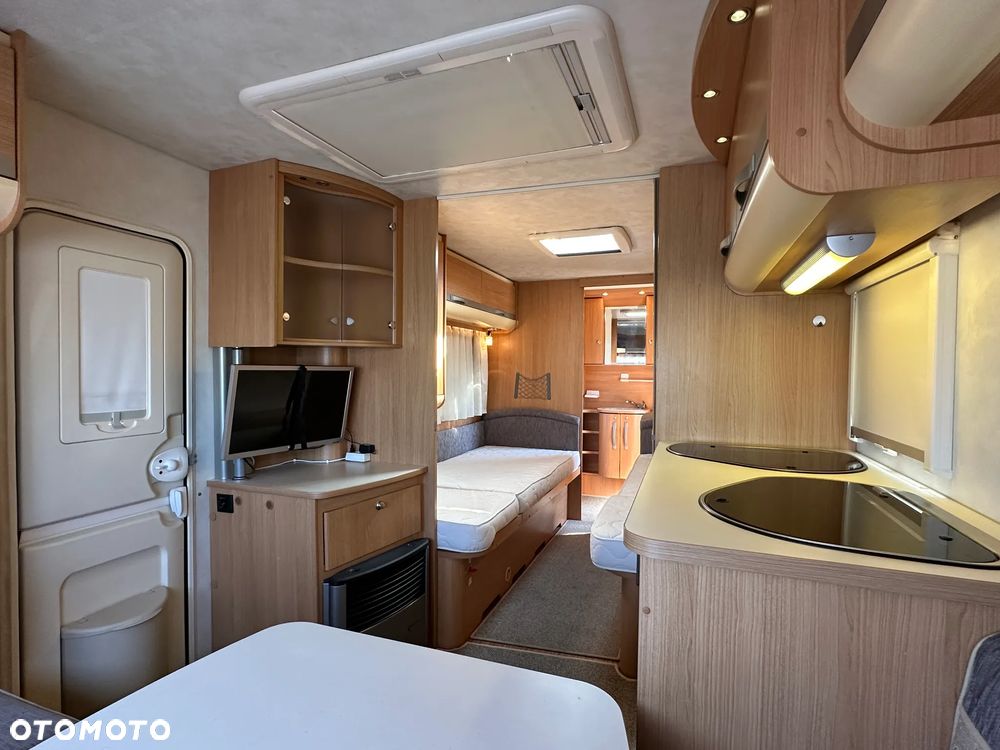 Adria ADORA 542 UT z napędem, nową markizą i dużą łazienką. - 16