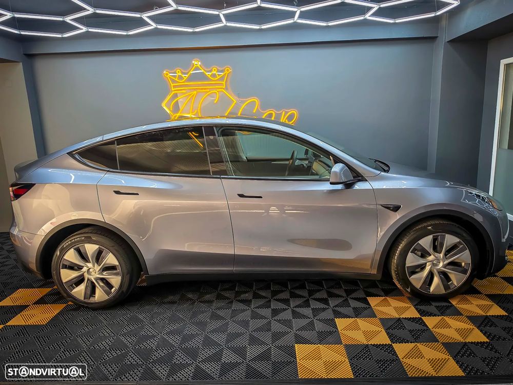 Tesla Model Y - 10