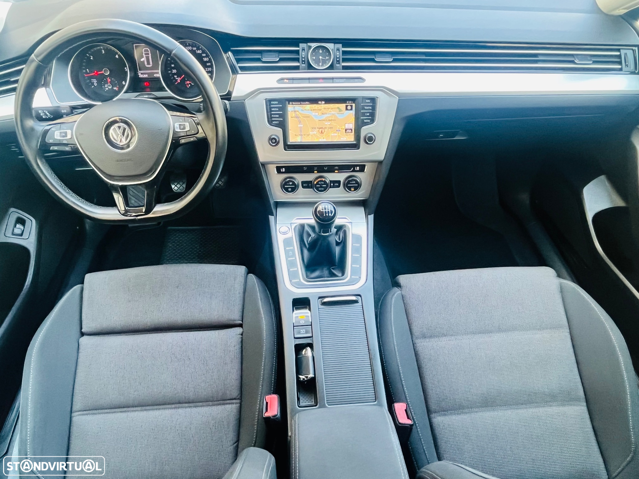VW Passat Variant 2.0 TDi Confortline - 32