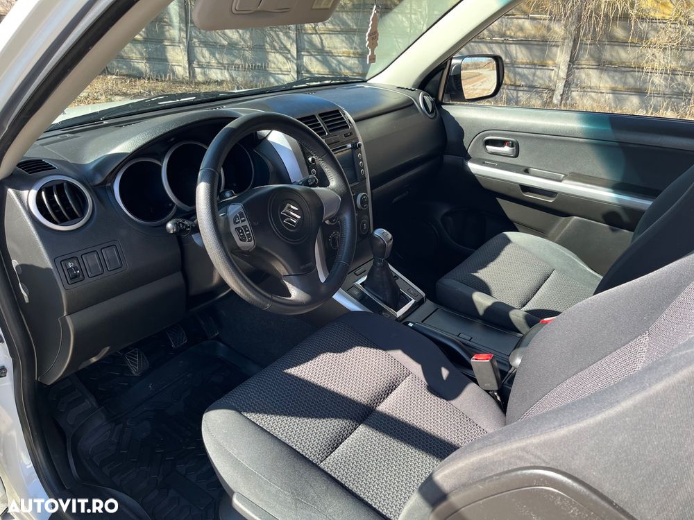 Suzuki Grand Vitara 2.4 Club - 11