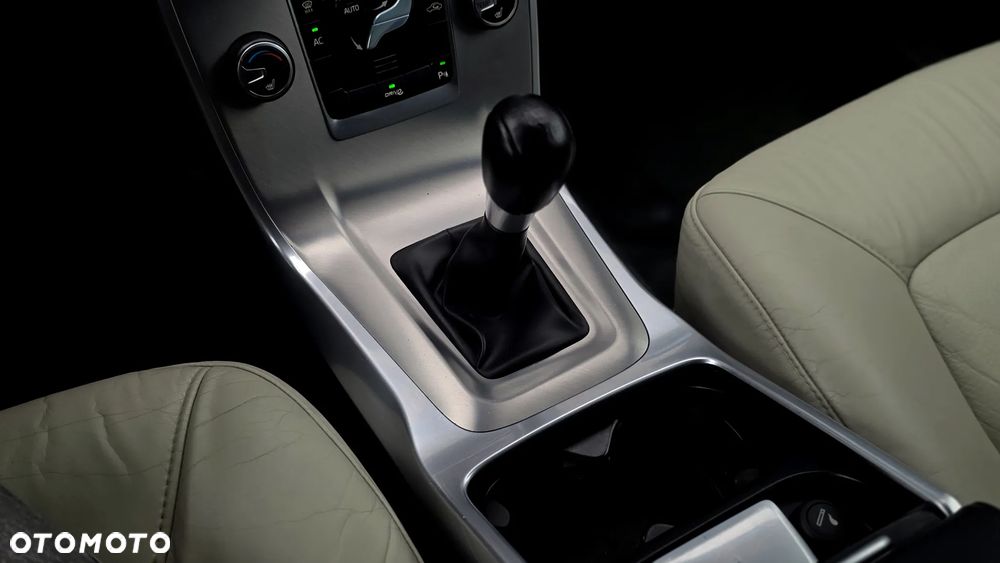 Volvo V70 D2 Momentum - 21
