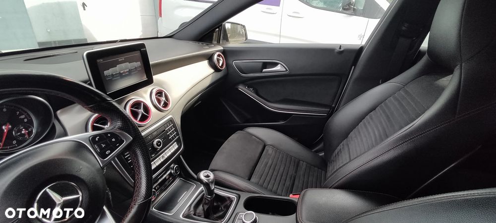 Mercedes-Benz CLA 180 AMG Line - 13
