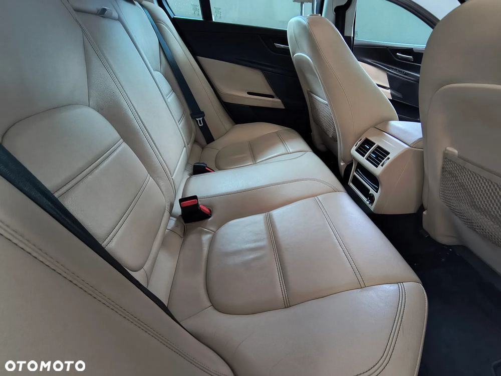 Jaguar XE 2.0 D AWD Prestige - 6