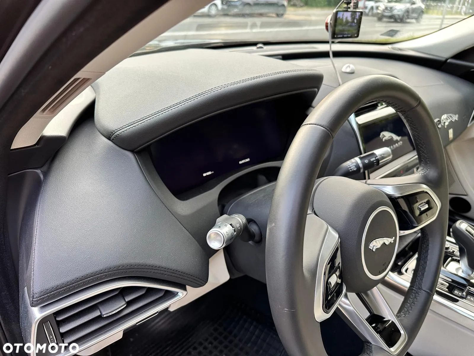 Jaguar XE 2.0 P250 R-Dynamic HSE - 17