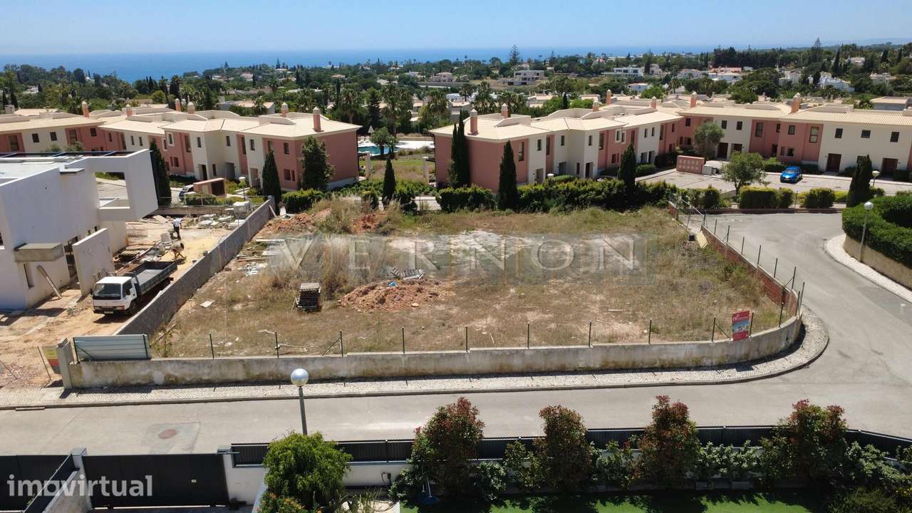 Terreno Urbano com Projeto Aprovado para Moradia T4 com Piscina no Mat