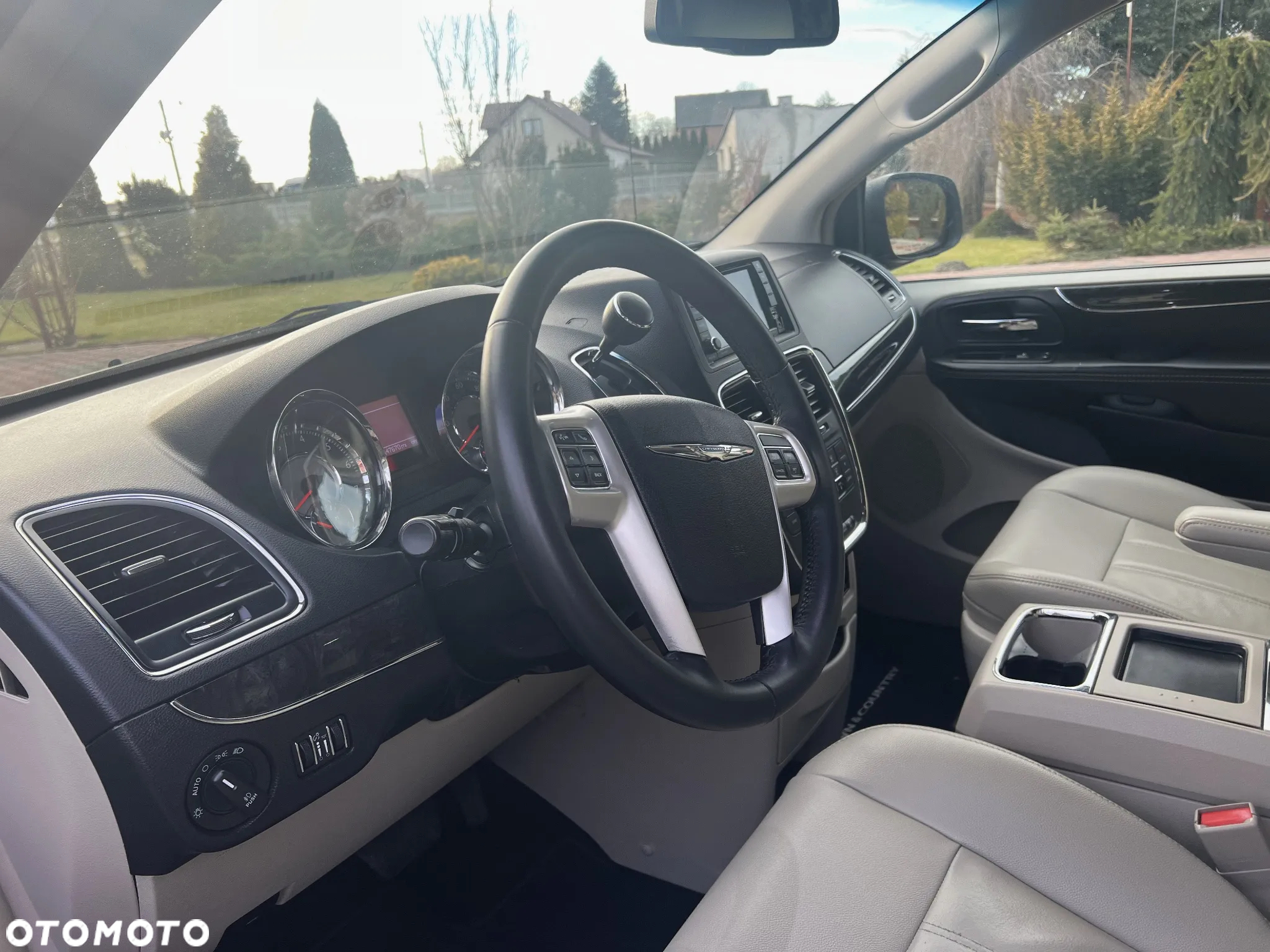 Chrysler Town & Country - 11