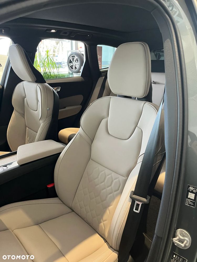 Volvo XC 60 T6 Plug-In Hybrid AWD Ultra Dark - 12