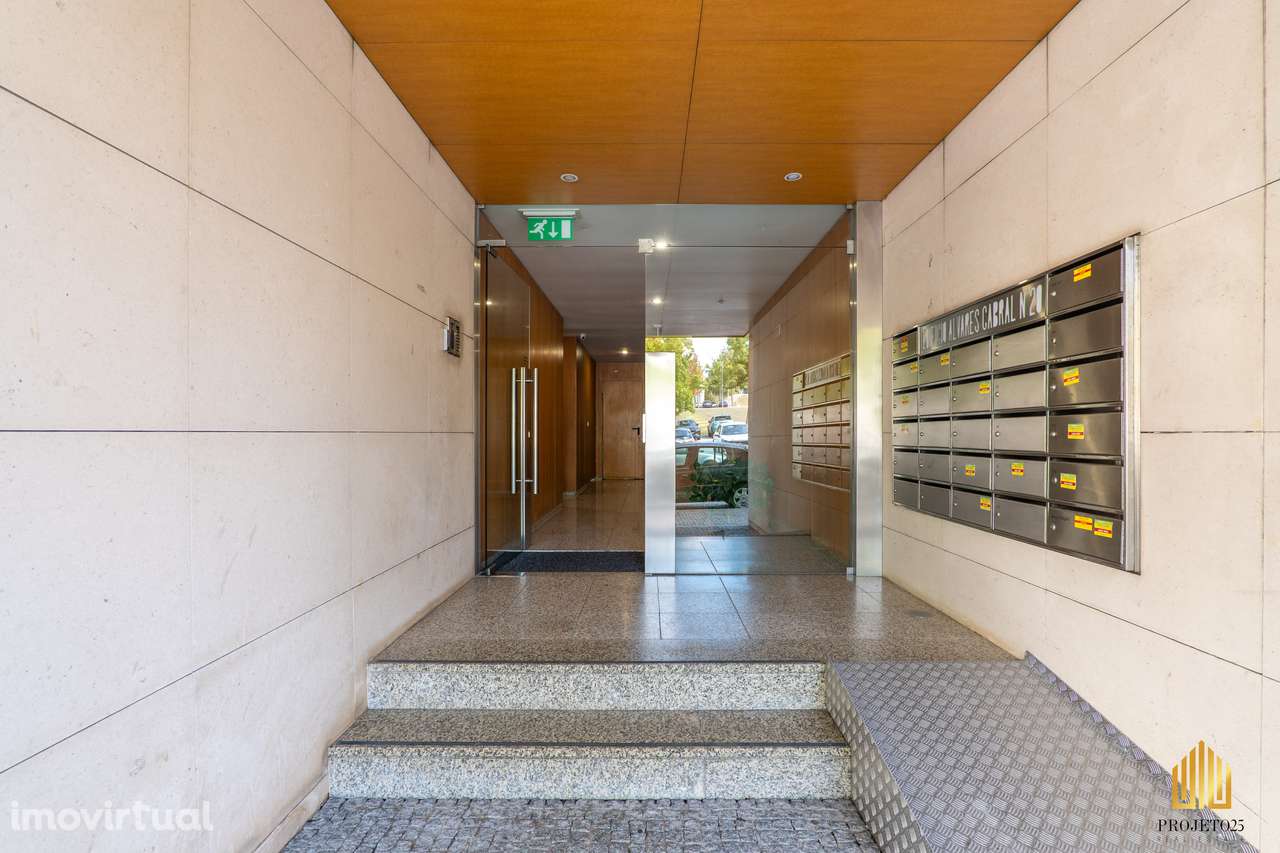 T2 Com Varanda Panorâmica em Urbanização Requintada, ao Aeroporto. - Grande imagem: 2/42