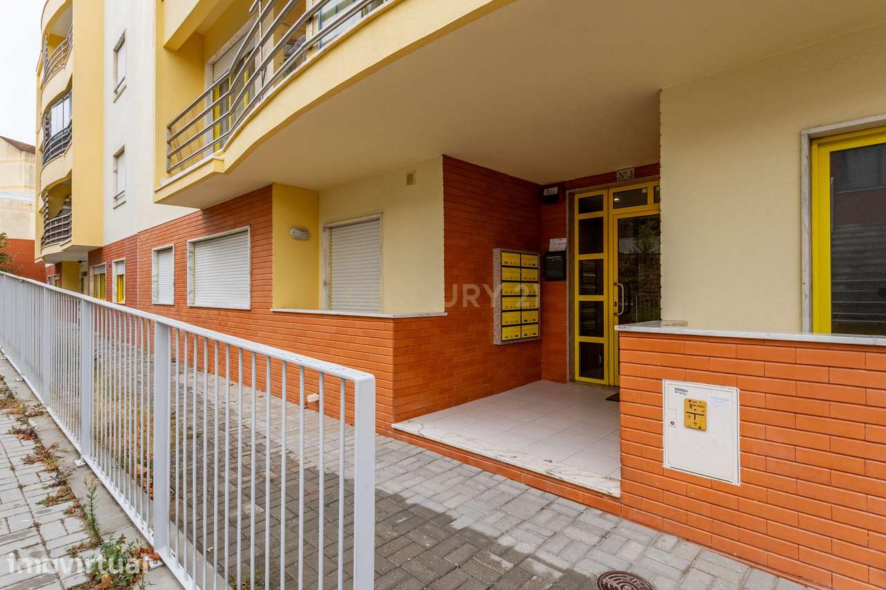 Apartamento T1 em Camarate com Varandas e Boa Exposição Solar - Grande imagem: 2/17