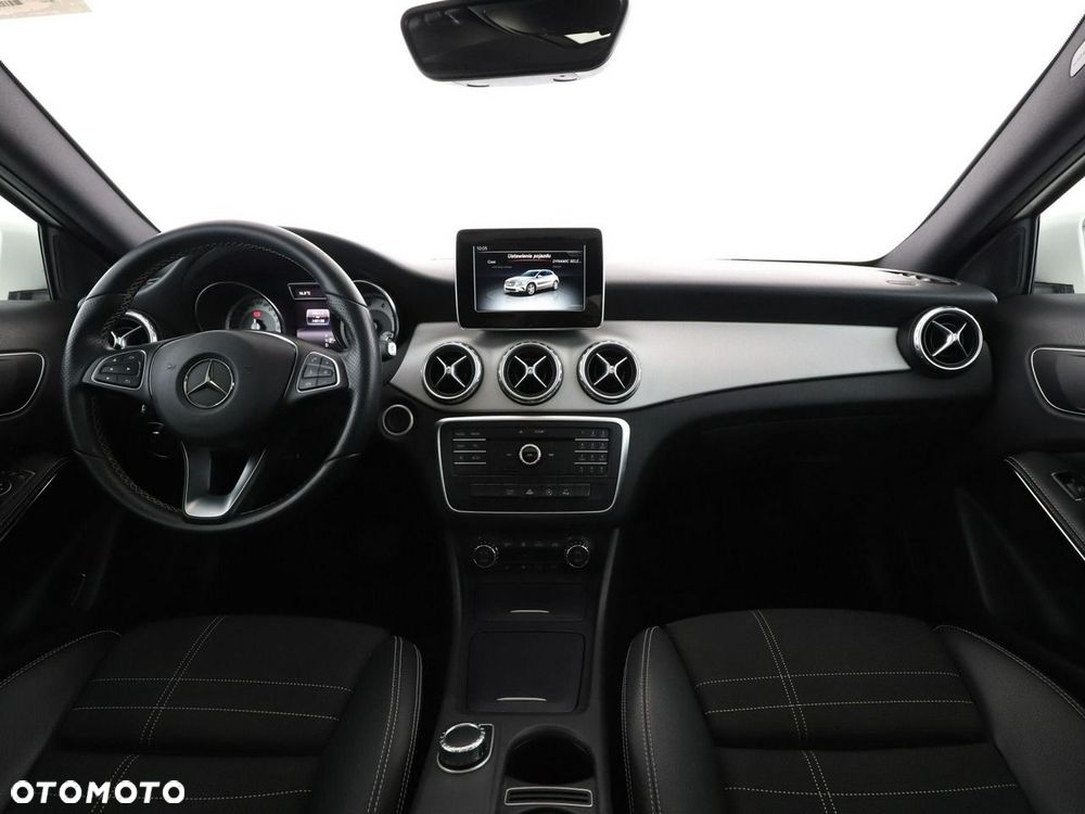 Mercedes-Benz GLA 200 7G-DCT - 16