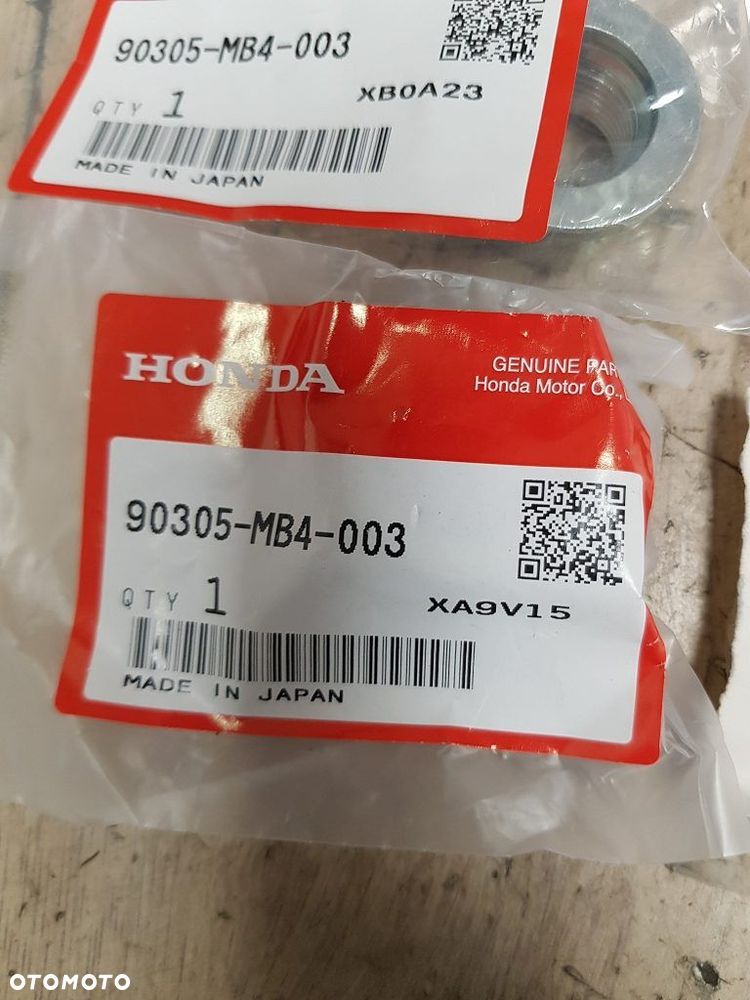 Nakrętka Honda GL1200 VT1100 PC800 VF700 VF1100  90305-MB4-003 - 2