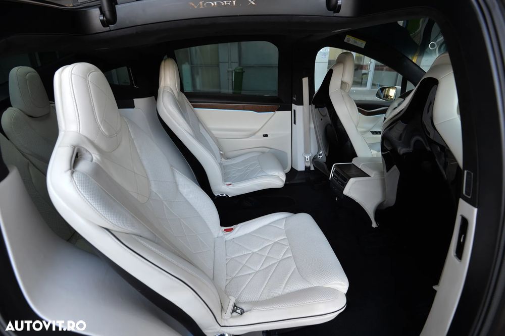 Tesla Model X - 21