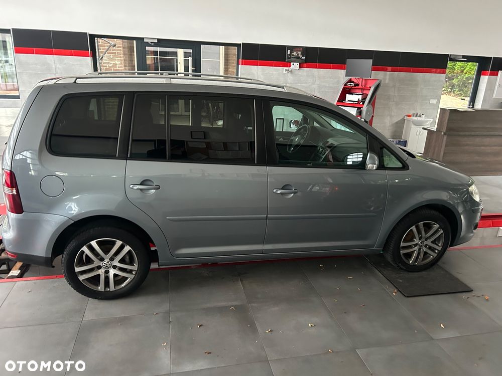 Volkswagen Touran 2.0 TDI DPF BlueMotion Technology Comfortline - 9