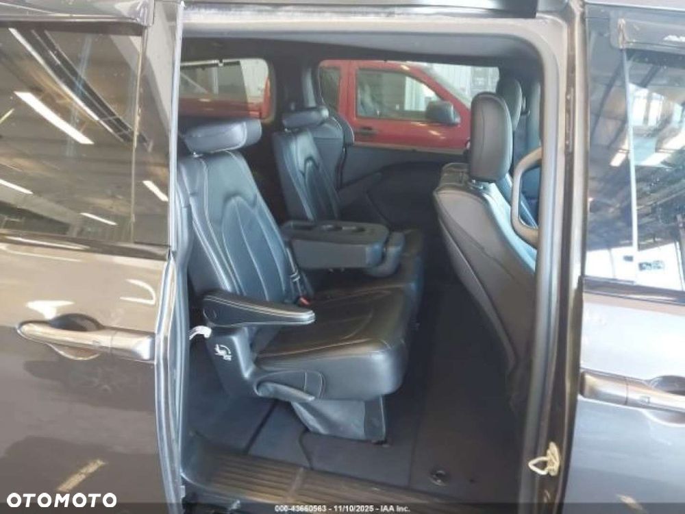 Chrysler Pacifica - 10