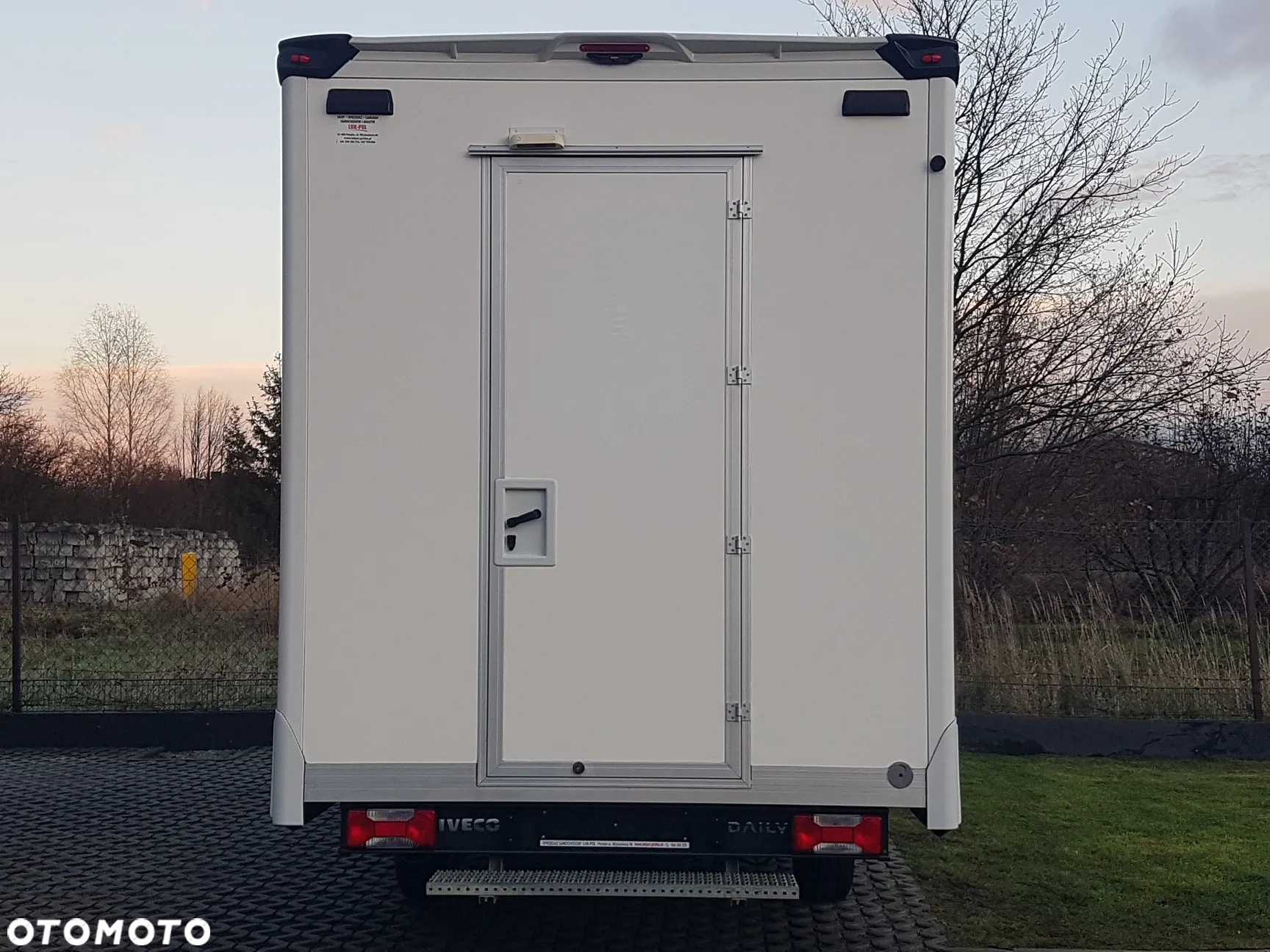Iveco DAILY KONTENER NISKOPODŁOGOWY 4,43x2,23x2,42 SKLEP KAMPER KONIOWÓZ BAR KLIMA - 16