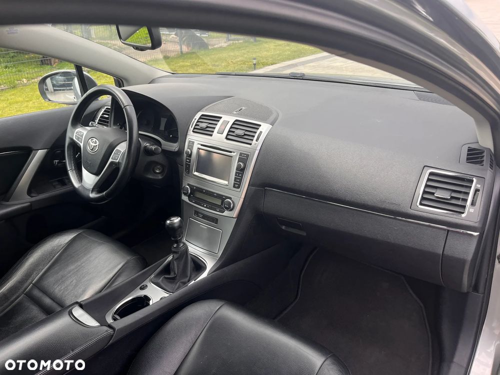 Toyota Avensis 1.6 Premium - 19