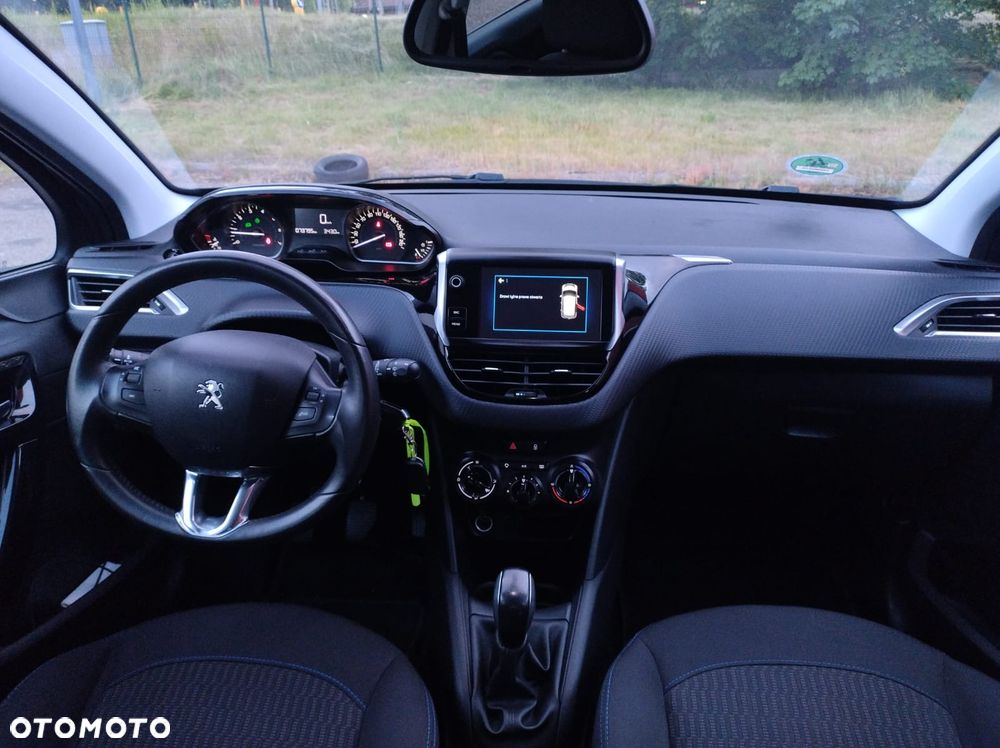 Peugeot 208 - 8